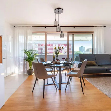 D-apartment - With Garage And Balcony * Zára