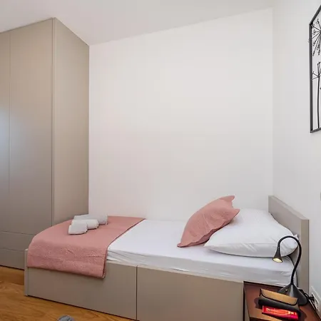 D-apartment - With Garage And Balcony Apartman *