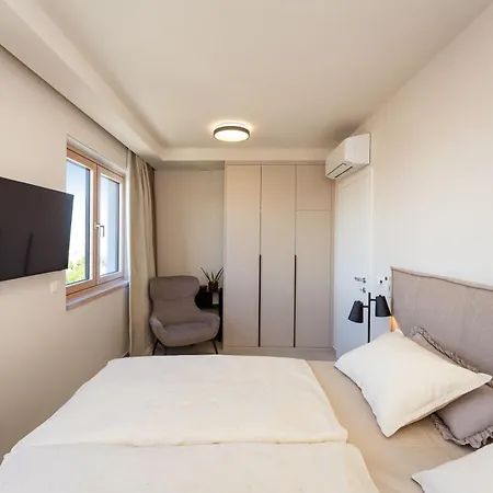 D-apartment - With Garage And Balcony * Zára